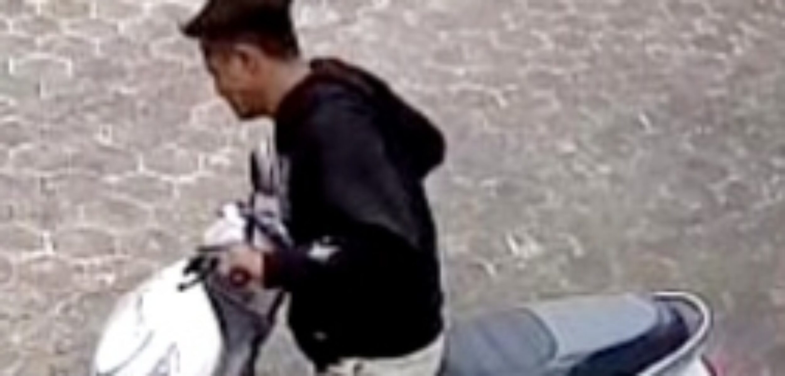 Pencuri Motor di Masjid Sampang Terekam CCTV, Polisi Buru Pelaku