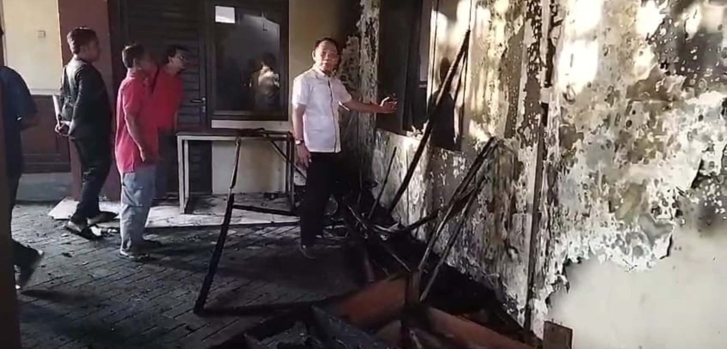 Sekda Kota Mojokerto, Gaguk Tri Prasetyo meninjau langsung kantor PUPRPerakim yang terbakar, Sabtu (28/6/2025) sore (Redaksi / Kabarterdepan.com)