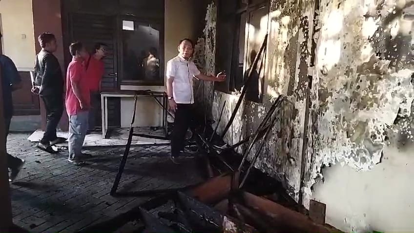 Sekda Kota Mojokerto, Gaguk Tri Prasetyo meninjau langsung kantor PUPRPerakim yang terbakar, Sabtu (28/6/2025) sore (Redaksi / Kabarterdepan.com)