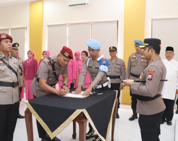 Pimpin Sertijab Kasat Reskrim dan Kasat Binmas, Kapolres Batu: Layani Masyarakat dengan Baik