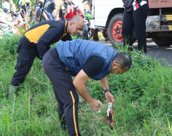 Sambut Hari Bhayangkara ke-79, Polres Batu Bersama Wali Kota dan ASN Bersihkan Aliran Sungai