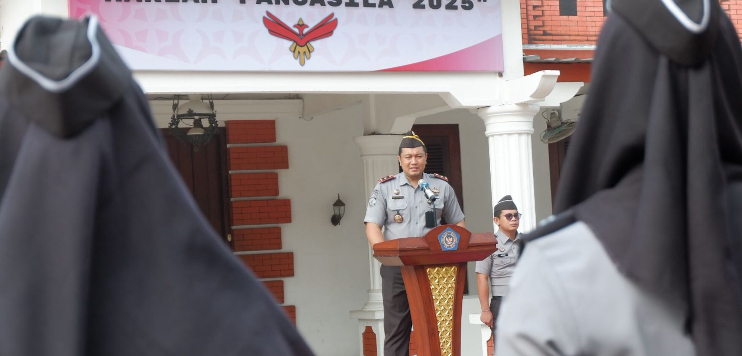 Pimpin Upacara Peringatan Hari Lahir Pancasila, Kalapas Mojokerto Tekankan Disiplin dan Integritas