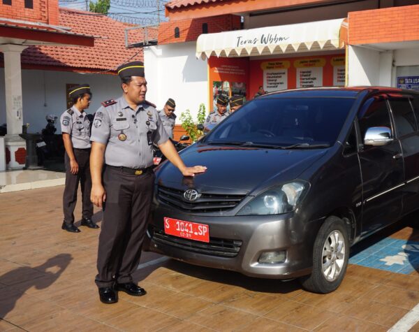 Kalapas Mojokerto Bersama Kaur Umum Cek Kendaraan Dinas, Pastikan Kesiapan Operasional