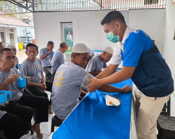 Wujud Nyata Peduli Kesehatan, Lapas Mojokerto Laksanakan Posbindu untuk WBP Lansia