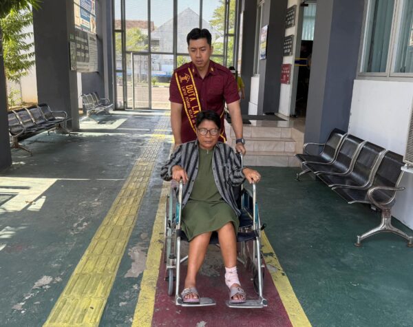 Duta Layanan Lapas Pemuda Madiun Bantu Pengunjung dengan Kursi Roda, Wujudkan Pelayanan Humanis