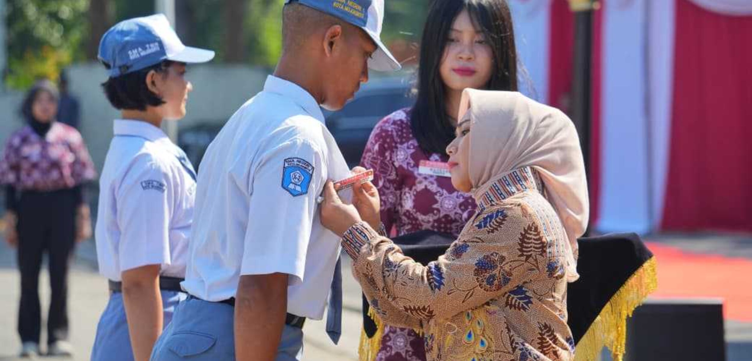 Wali Kota Mojokerto Ika Puspitasari saat menyematkan tanda peserta secara simbolis