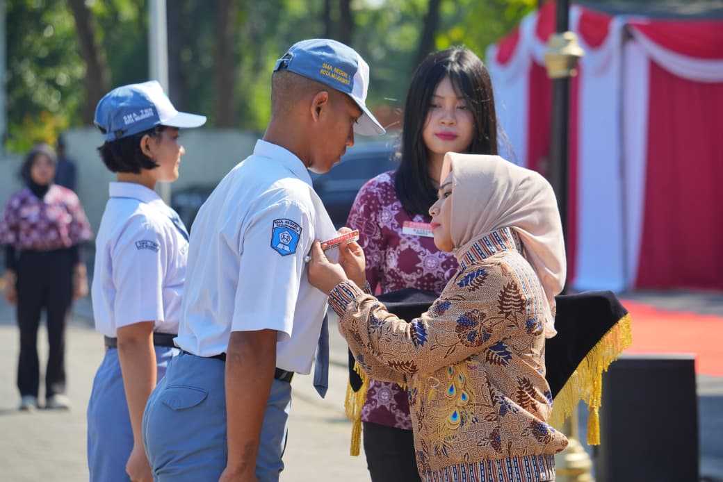 Wali Kota Mojokerto Ika Puspitasari saat menyematkan tanda peserta secara simbolis