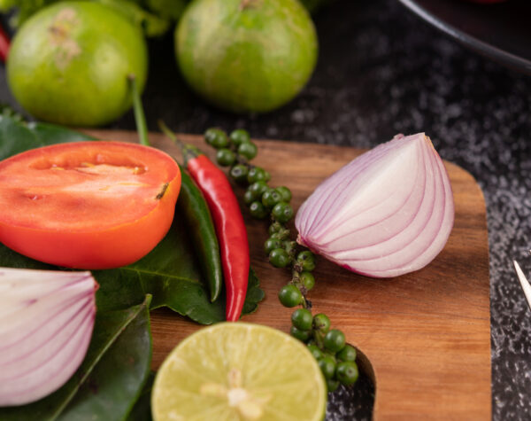 Harga Bahan Pokok di Mojokerto Berfluktuasi: Bawang Merah dan Jeruk Meroket, Cabai Rawit Anjlok
