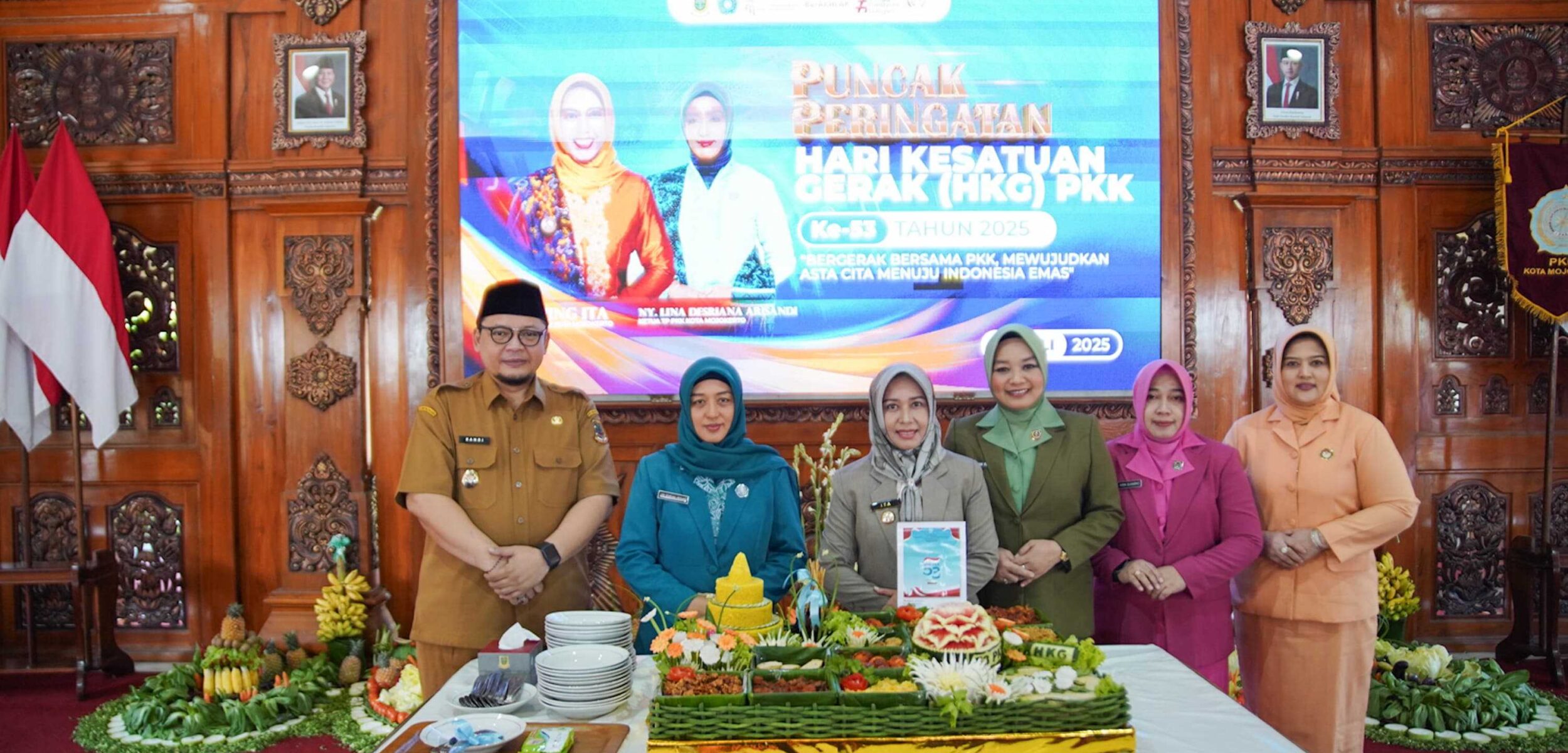 Wali Kota Mojokerto Ika Puspitasari bersama Wakil Wali Kota Mojokerto Rachman Sidharta Arisandi dan ketua tim penggerak PKK Kota Mojokerto.