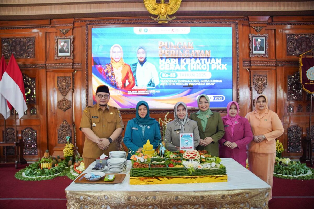 Wali Kota Mojokerto Ika Puspitasari bersama Wakil Wali Kota Mojokerto Rachman Sidharta Arisandi dan ketua tim penggerak PKK Kota Mojokerto.