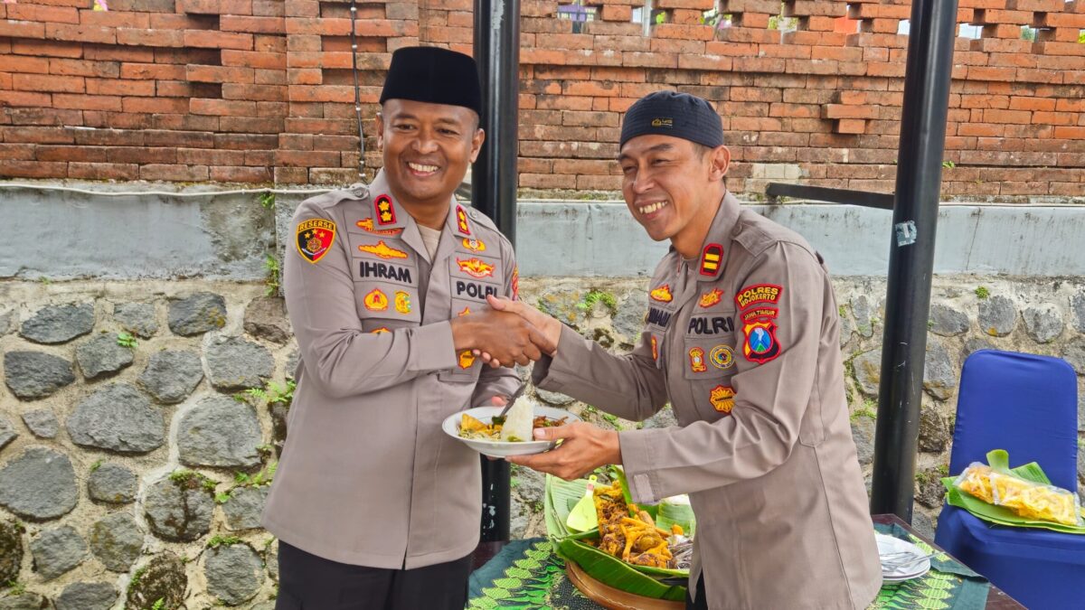 Kapolres Mojokerto AKBP Ihram Kustarto meresmikan tandon air Musholla Baiturrahman. 