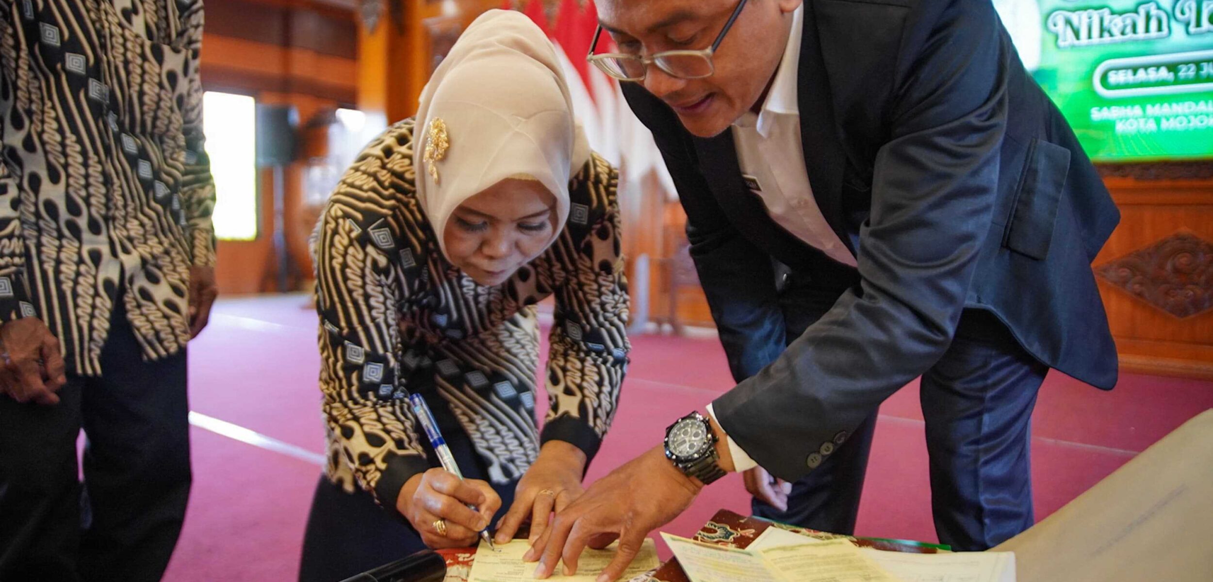 Penandatanganan berita acara sidang isbat bagi pasangan yang mengikuti kegiatan ceremony