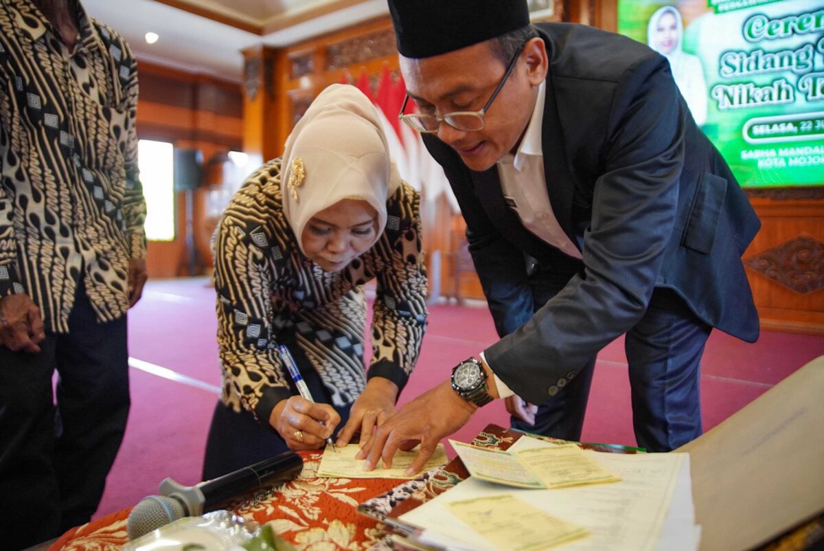 Penandatanganan berita acara sidang isbat bagi pasangan yang mengikuti kegiatan ceremony