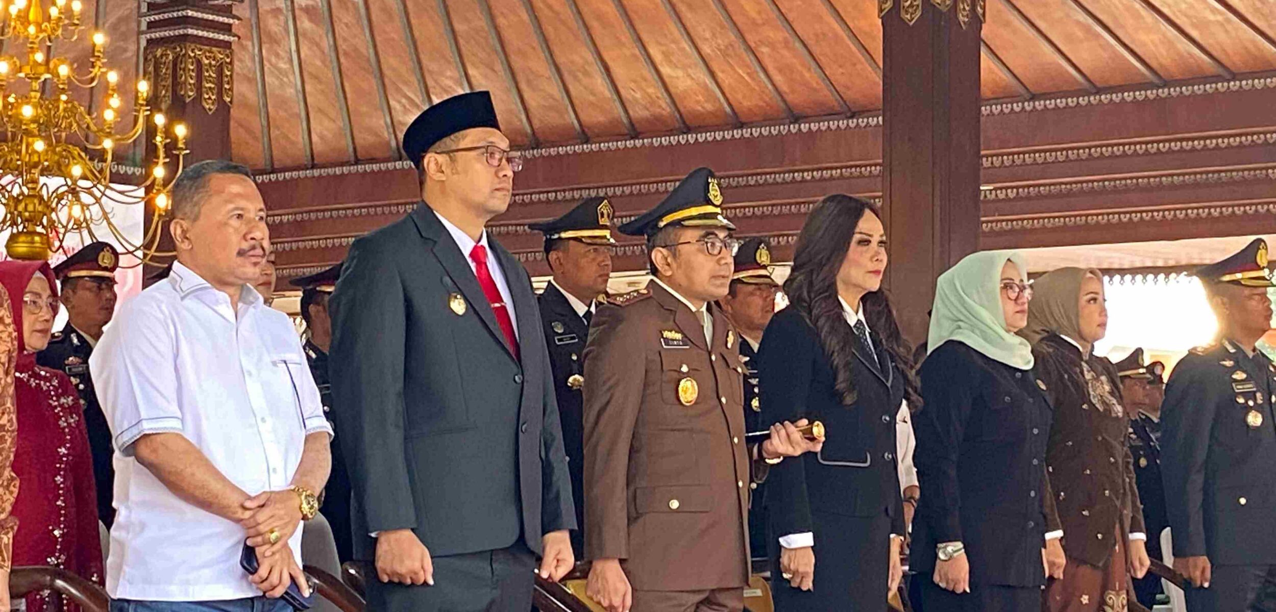 Kalapas Mojokerto Hadiri Upacara Hari Bhayangkara ke-79 di Pendopo Sabda Mandala Tama