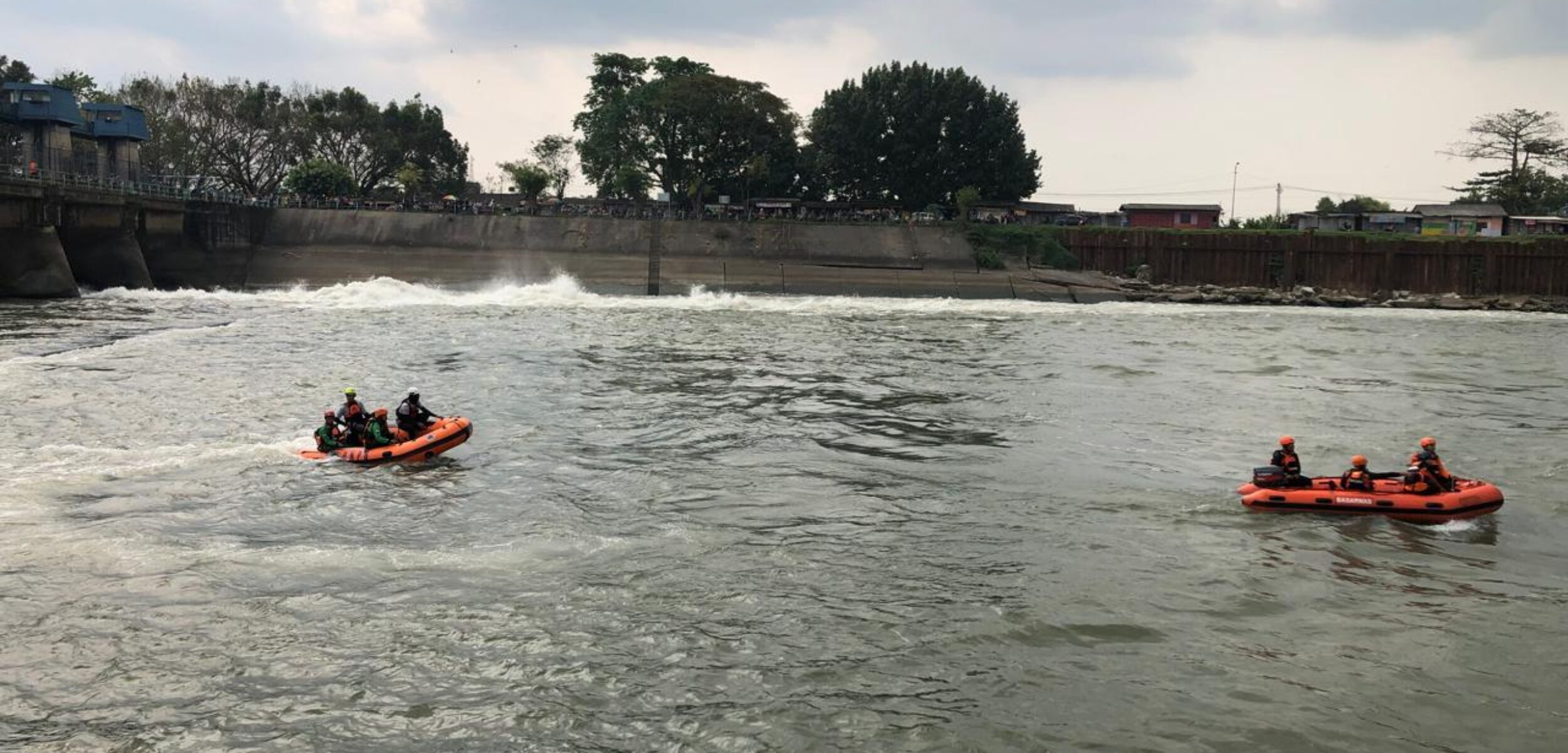 Pencarian Korban Tenggelam di Sungai Brantas Mojokerto Dihentikan Sementara Akibat Cuaca Buruk