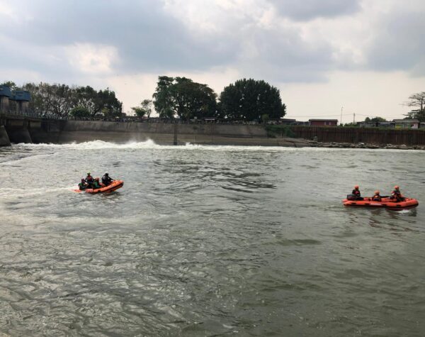 Pencarian Korban Tenggelam di Sungai Brantas Mojokerto Dihentikan Sementara Akibat Cuaca Buruk