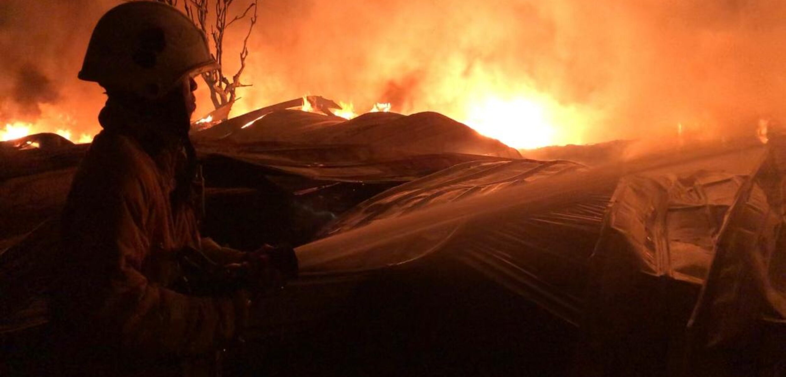 Petugas Damkar melakukan pemadaman di sebuah gudang rongsokan di Desa Jedong, Kecamatan Ngoro, Kabupaten Mojokerto, hangus terbakar pada Jumat (4/7/2025) dini hari (Redaksi / Kabarterdepan.com)