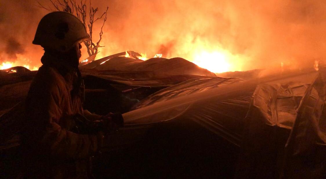 Petugas Damkar melakukan pemadaman di sebuah gudang rongsokan di Desa Jedong, Kecamatan Ngoro, Kabupaten Mojokerto, hangus terbakar pada Jumat (4/7/2025) dini hari (Redaksi / Kabarterdepan.com)