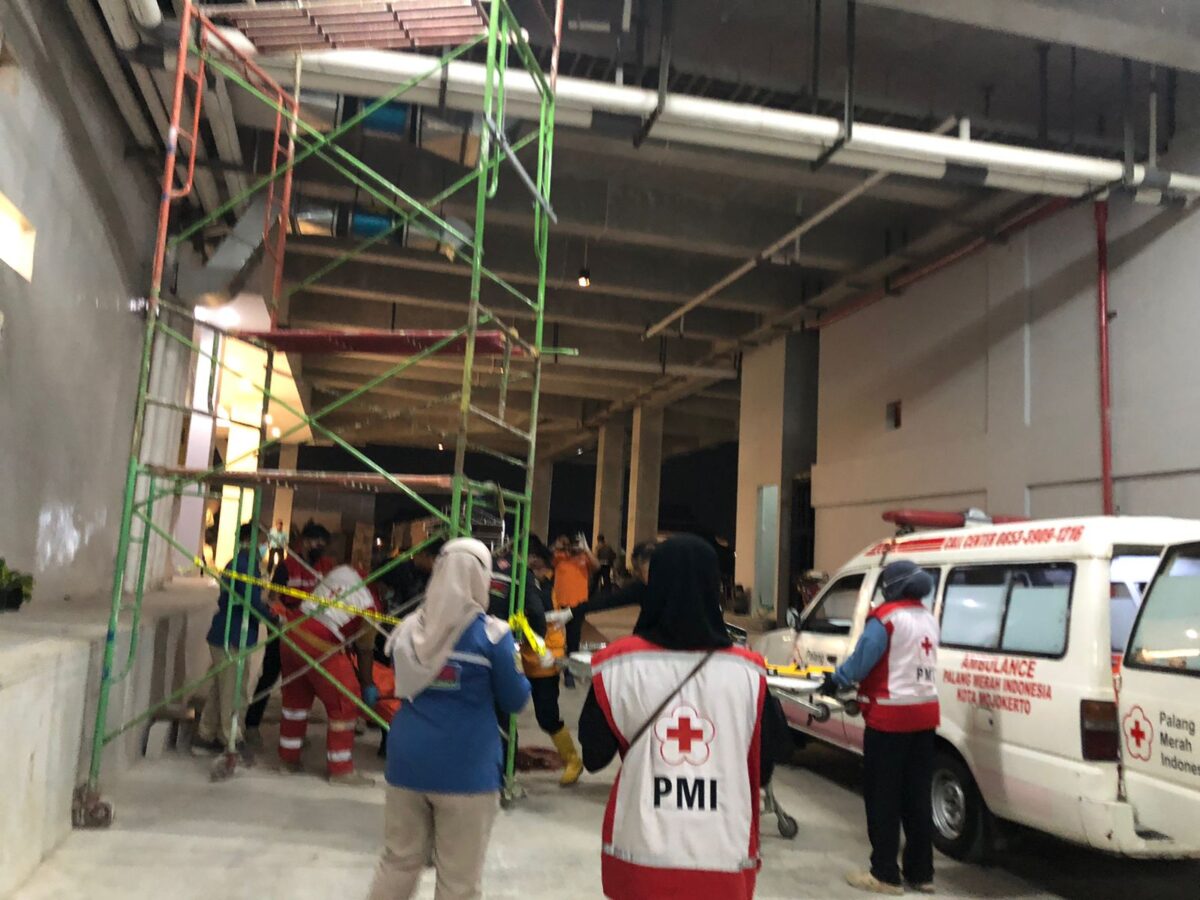 Petuga sedang mengevakuasi tubuh korban, Mochamat Roby Herianto (29) (Redaksi / Kabarterdepan.com)