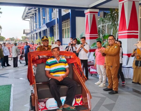 Wabup Sampang Langsung Coba Becak Listrik Bantuan Prabowo, Warga Antusias