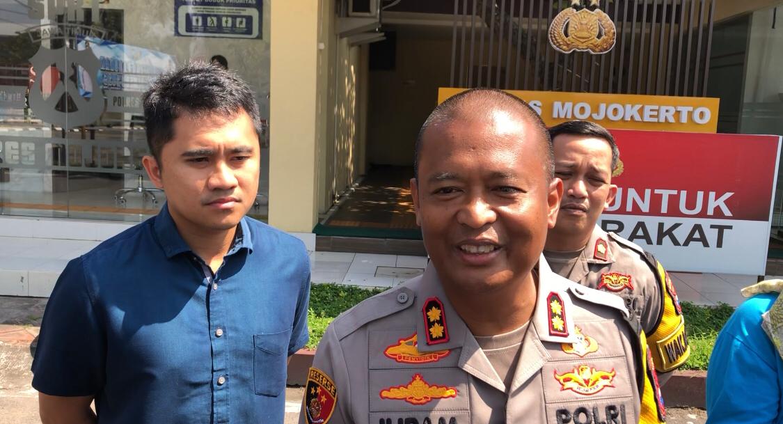 Kapolres Mojokerto, AKBP Ihram Kustarto saat dimintai keterangan kasus kematian M Alfan oleh awak media, Selasa (15/7/2025) (Redaksi / Kabarterdepan.com)