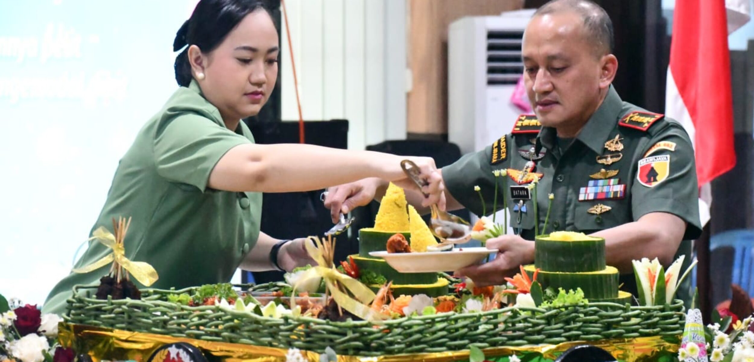 Komandan Korem 082/CPYJ, Kolonel Inf Batara Alex Bulo didampingi Ketua Persit KCK Koorcab Rem 082 PD V Brawijaya, Fully Batara Alex Bulo memotong tumpeng HUT ke-77 KOREM 082/CPYJ (Redaksi / Kabarterdepan.com)