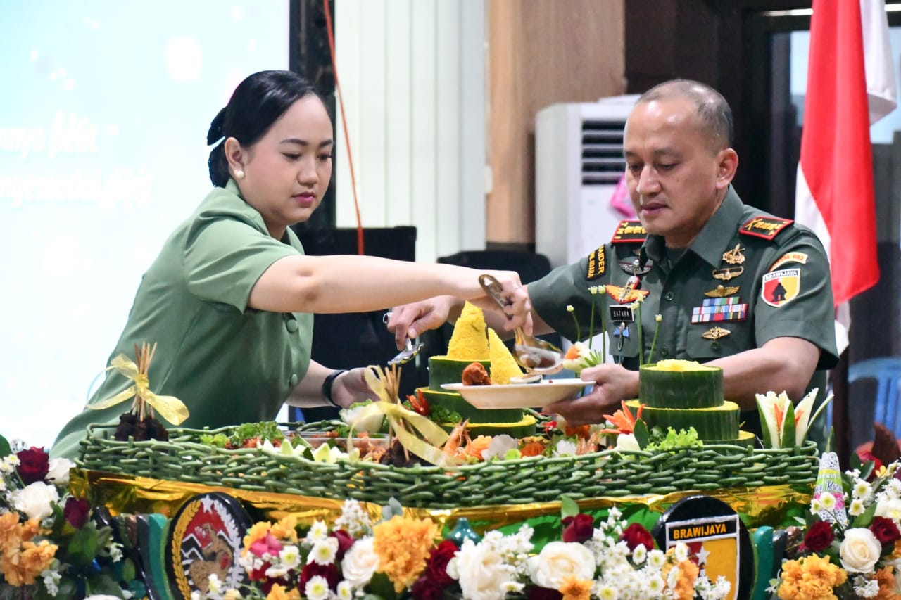 Komandan Korem 082/CPYJ, Kolonel Inf Batara Alex Bulo didampingi Ketua Persit KCK Koorcab Rem 082 PD V Brawijaya, Fully Batara Alex Bulo memotong tumpeng HUT ke-77 KOREM 082/CPYJ (Redaksi / Kabarterdepan.com)