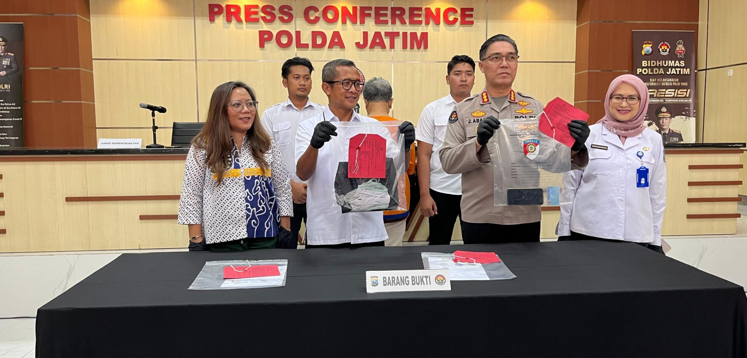 Konferensi pers dugaan oknum pendeta yang mencabuli anak-anak di Blitar, Rabu (16/7/2025) (Redaksi / Kabarterdepan.com)