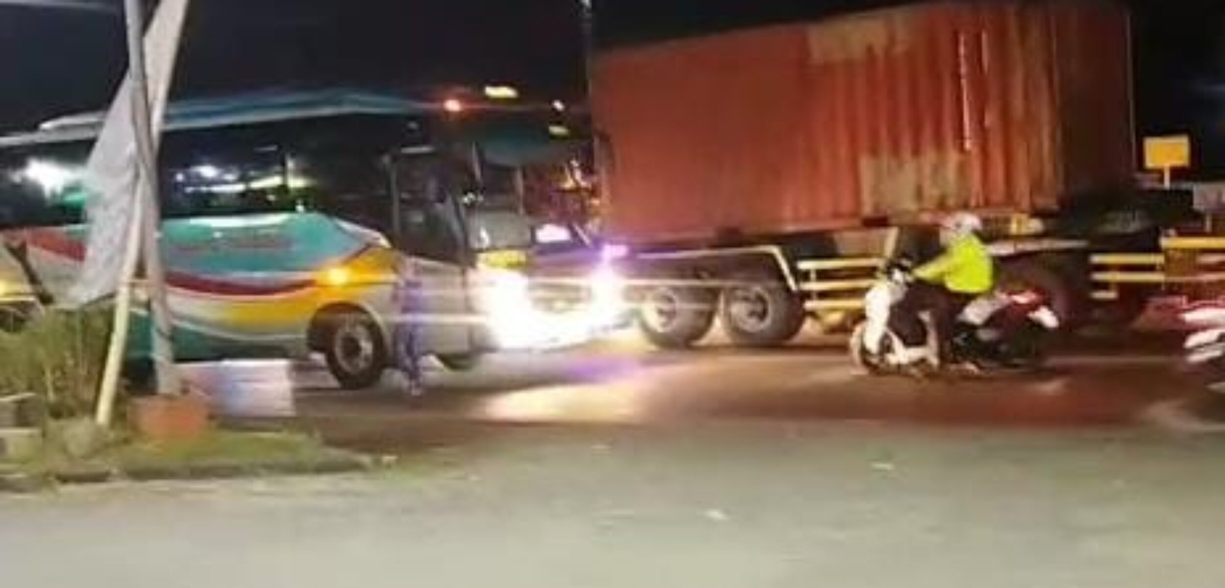 Nekat Ngeblong di Palang KA Kota Mojokerto, Bus Sugeng Rahayu Dipaksa Mundur Polisi