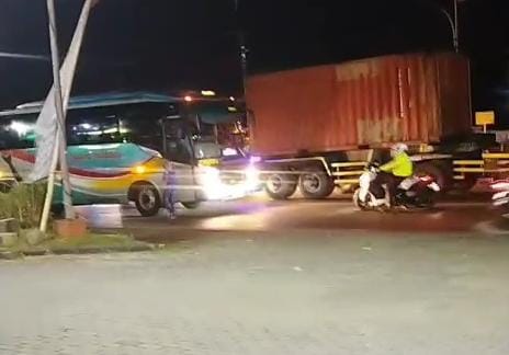 Bus Sugeng Rahayu dipaksa mundur petugas Satlantas Polres Mojokerto Kota di perlintasan kereta api kawasan Rest Area Gunung Gedangan, Kota Mojokerto, Rabu (16/7/2025) malam sekitar pukul 21.00 WIB (Redaksi / Kabarterdepan.com)
