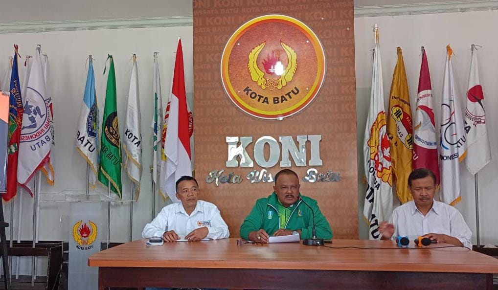 Ketua Umum KONI Kota Batu, Sentot Ari Wahyudi, S.Sos., M.M (tengah) didampingi sekretaris dan wakil, saat press release umumkan hasil dan evaluasi Porprov lX Jatim 2025 (Yan / Kabarterdepan.com)