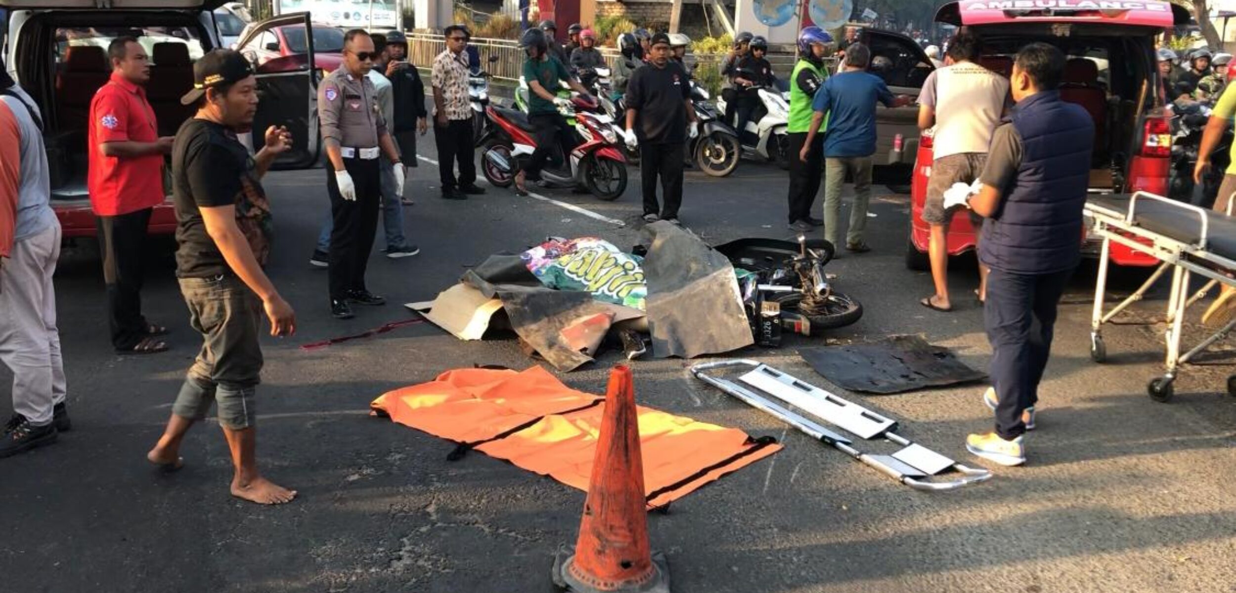 Kondisi korban tergeletak di jalan, saat hendak dievakuasi (Redaksi / Kabarterdepan.com)