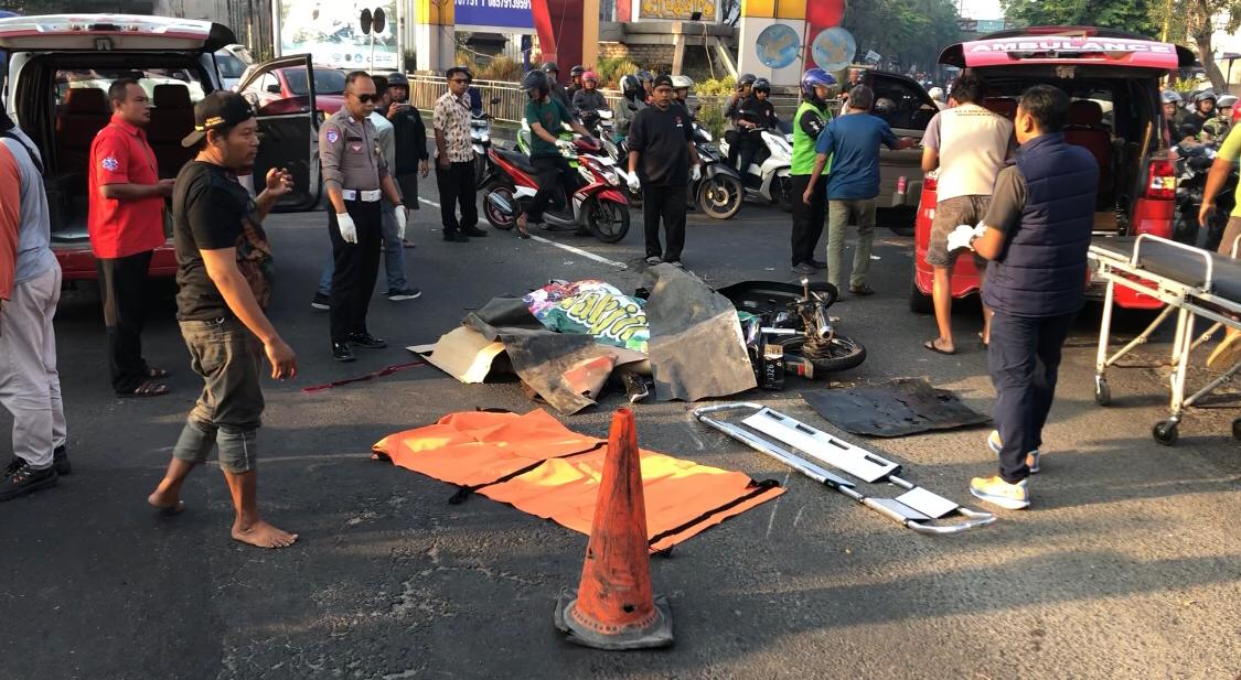 Kondisi korban tergeletak di jalan, saat hendak dievakuasi (Redaksi / Kabarterdepan.com)