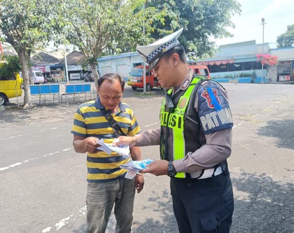 Operasi Patuh Semeru 2025, Kasat Lantas Polres Batu Edukasi ke Pengemudi Angkot di Terminal Batu