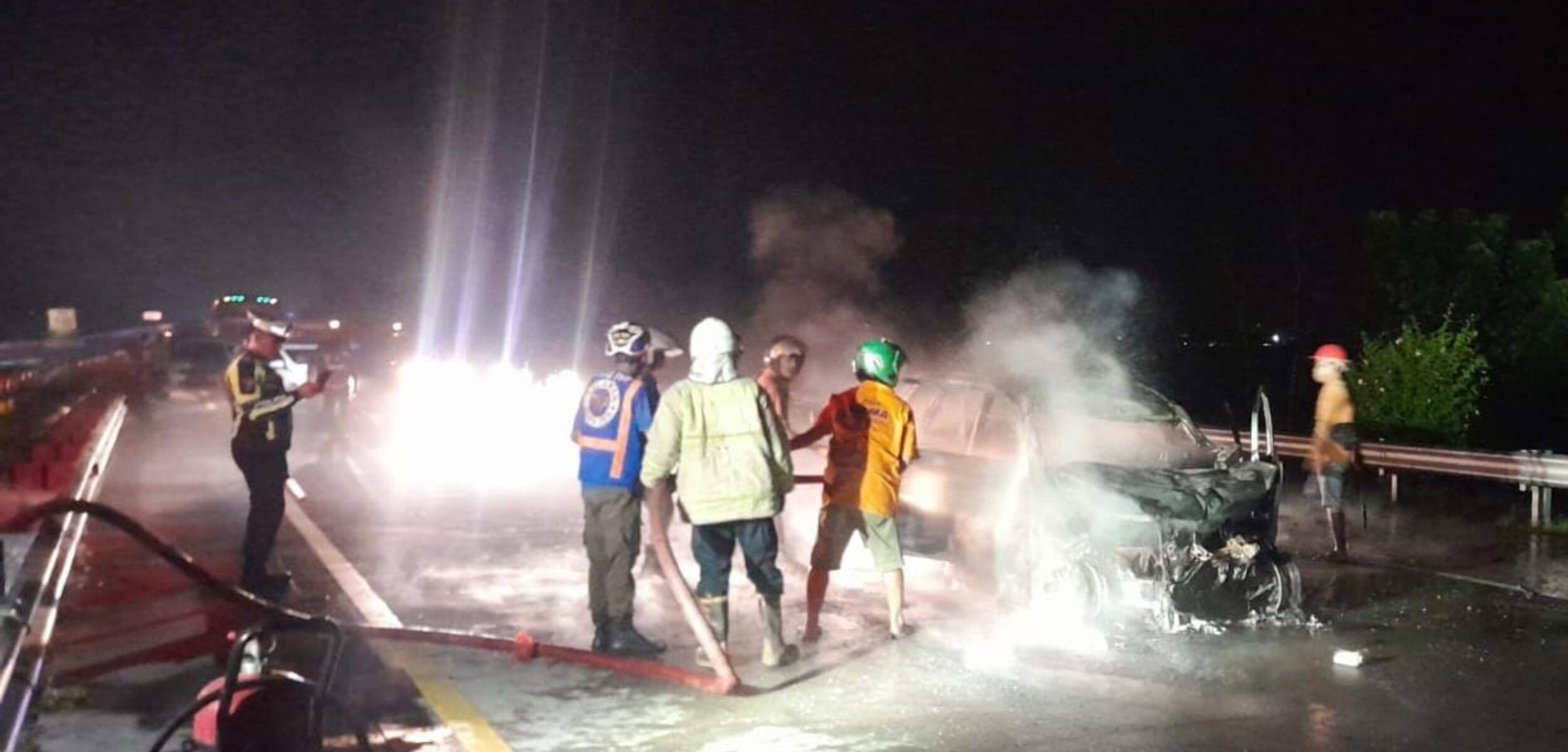 Daihatsu Xenia Terbakar di Tol Mojokerto-Surabaya, 1 Luka Berat : Penyebab Masih Diselidiki