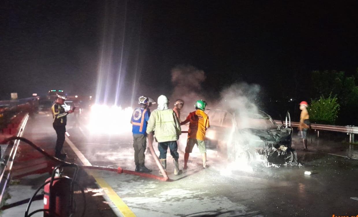 IMG 20250718 WA0157 1 Petugas sedang melakukan pemadaman Daihatsu Xenia terbakar hebat di ruas Tol Mojokerto - Surabaya Km 710 (Redaksi / Kabarterdepan.com)