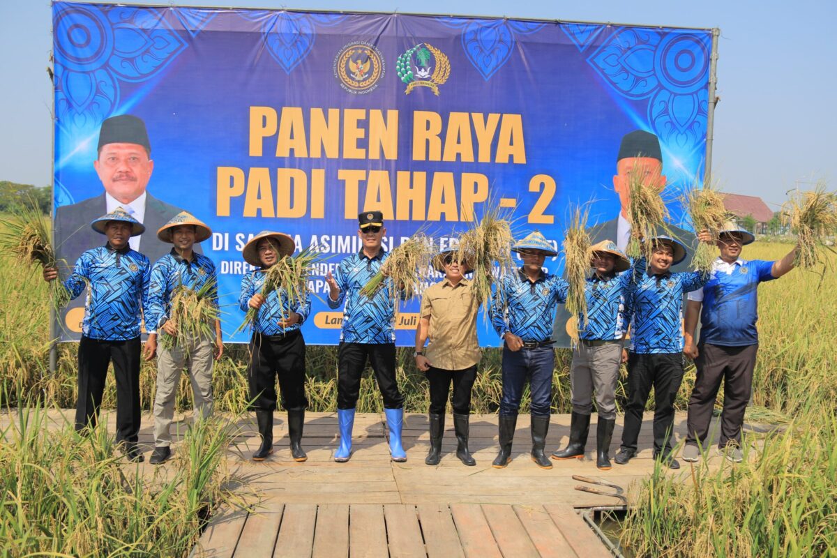 IMG 20250719 WA0138 1 Kepala Kantor Wilayah (Kakanwil) Kementerian Hukum dan Hak Asasi Manusia (Kemenkumham) Jawa Timur, Kadiyono, serta jajaran forkopimda dan kepala lapas di wilayah sekitar melakukan panen raya di Lamongan, Sabtu (19/7/2025) (Redaksi / Kabarterdepan.com)