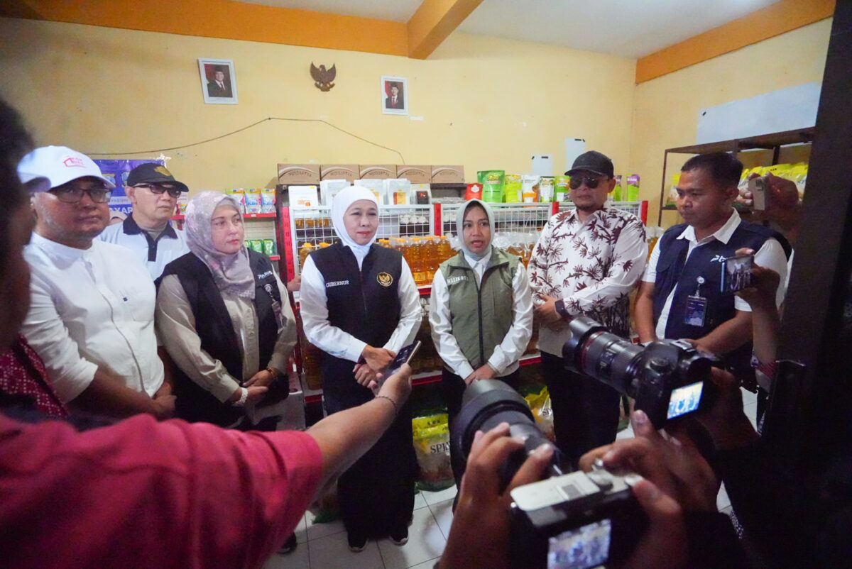 Gubernur Jawa Timur, Khofifah Indar Parawansa bersama Wali Kota Mojokerto Ika Puspitasari saat meninjau lokasi Koperasi Merah Putih Mojokerto, Minggu (20/7/2025) siang (Redaksi / Kabarterdepan.com)
