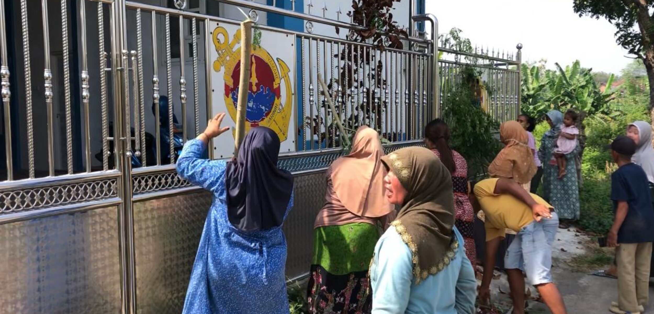 Puluhan emak-emak mendatangi gudang di Dusun Pandisari, Desa Sawo, Kecamatan Kutorejo, Kabupaten Mojokerto, Kamis (17/7/2025) pagi (Redaksi / Kabarterdepan.com)