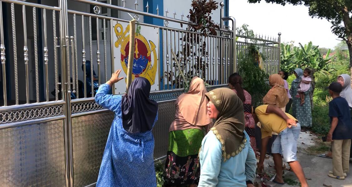 Puluhan emak-emak mendatangi gudang di Dusun Pandisari, Desa Sawo, Kecamatan Kutorejo, Kabupaten Mojokerto, Kamis (17/7/2025) pagi (Redaksi / Kabarterdepan.com)