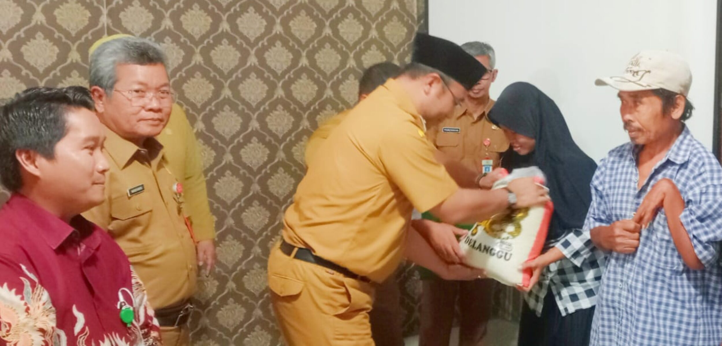 Bupati Sigit Salurkan Bantuan Pangan Bagi 200 Penyandang Disabilitas di Sragen