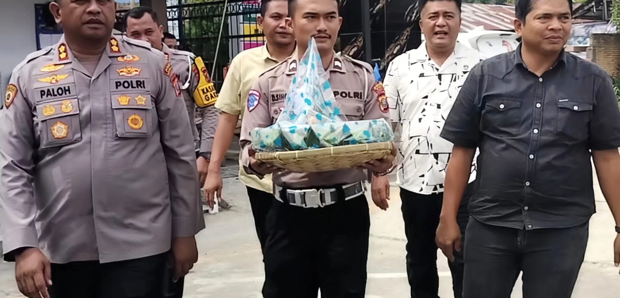 Kapolres Madina Beri Kejutan Tumpeng kepada Kejari Madina di Hari Bhakti Adhyaksa ke-65