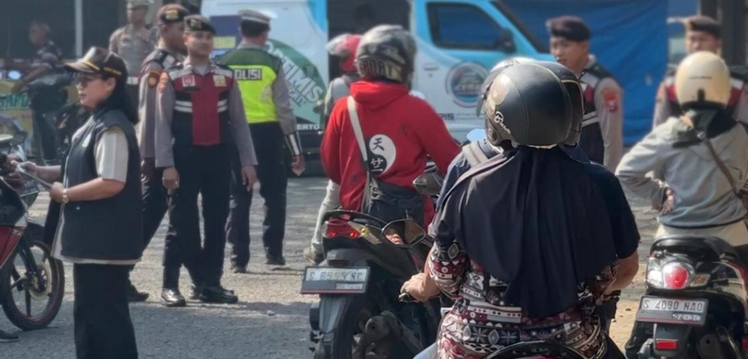 Petugas saat merazia pengendara roda dua di Mojosari saat Operasi Patuh Semeru 2025, Rabu (23/7/2025) (Redaksi / Kabarterdepan.com)