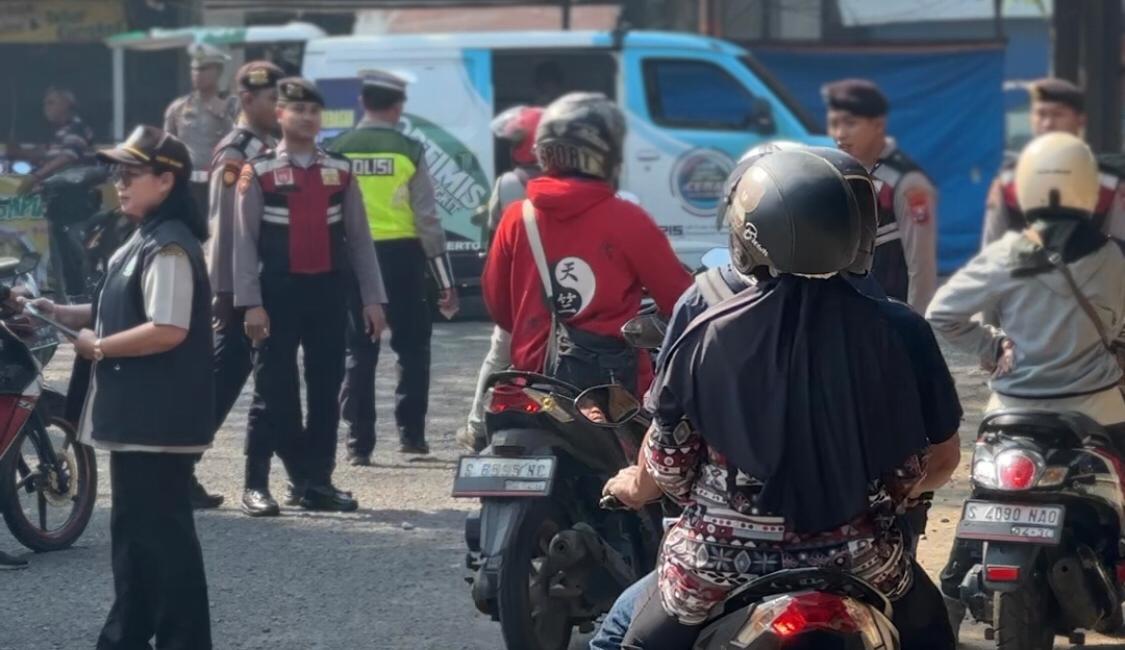Petugas saat merazia pengendara roda dua di Mojosari saat Operasi Patuh Semeru 2025, Rabu (23/7/2025) (Redaksi / Kabarterdepan.com)