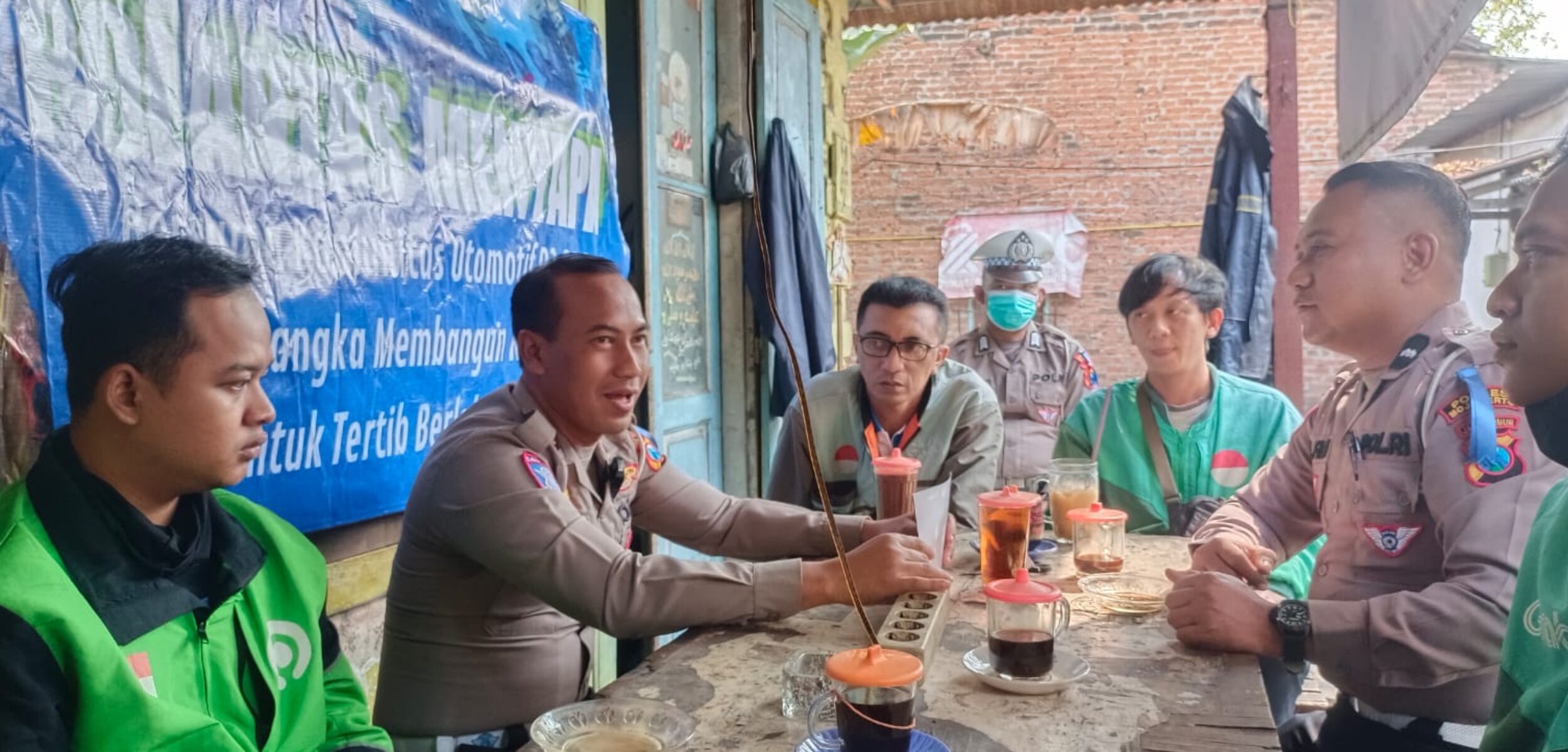 Satlantas Polres Mojokerto edukasi ojol untuk tekan angka kecelakaan, Rabu (23/7/2025) (Redaksi / Kabarterdepan.com)