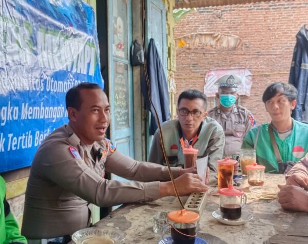 Ojol Mojokerto Dirangkul Polisi: Edukasi Keselamatan Demi Tekan Angka Kecelakaan!