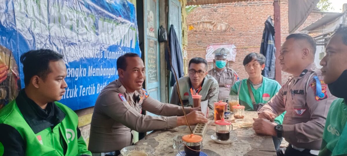 Satlantas Polres Mojokerto edukasi ojol untuk tekan angka kecelakaan, Rabu (23/7/2025) (Redaksi / Kabarterdepan.com)