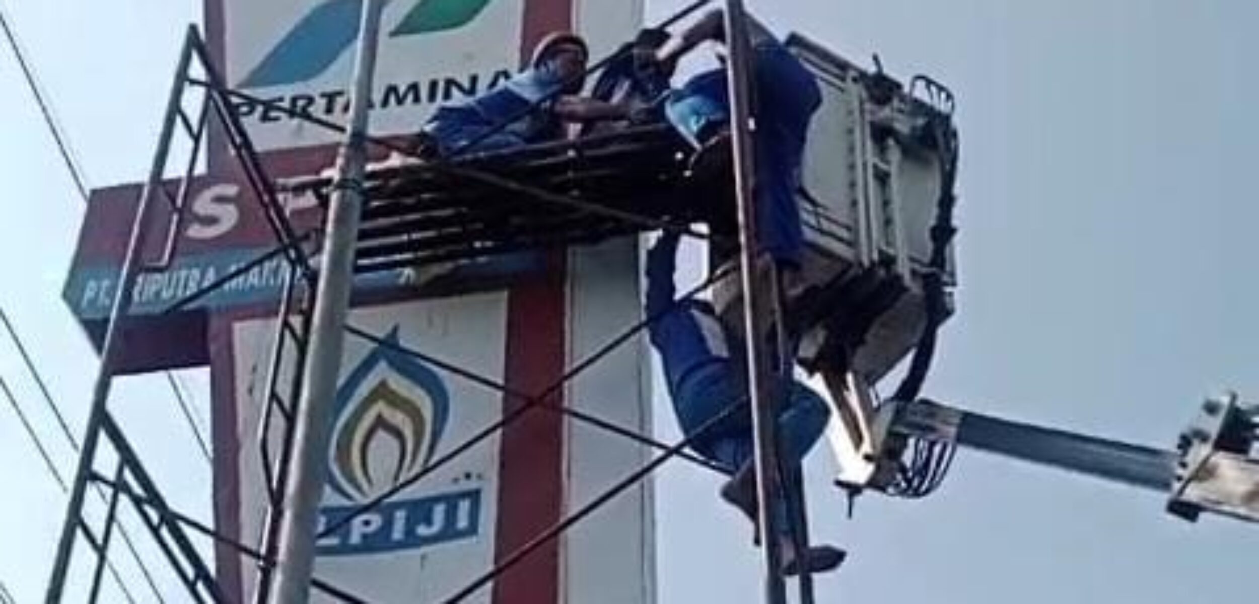 Proses evakuasi pekerja reklame yang tersengat listrik di Ngoro, Mojokerto (Redaksi / Kabarterdepan.com)