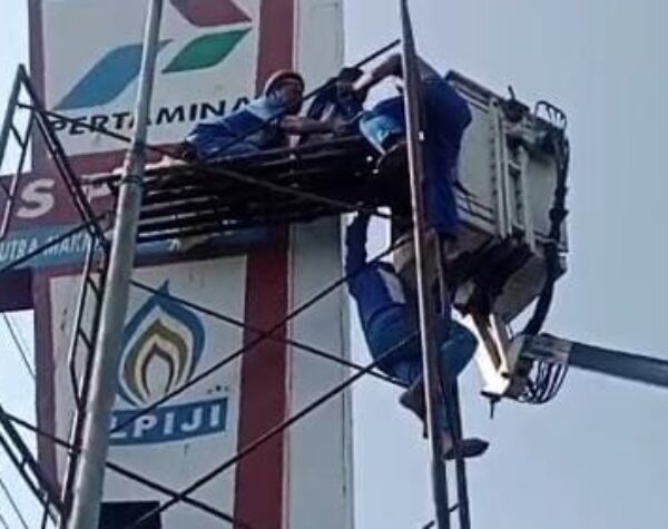 Detik-detik Dramatis! Pekerja Reklame Tersengat Listrik di Ngoro, Dievakuasi Pakai Mobil Tangga PJU