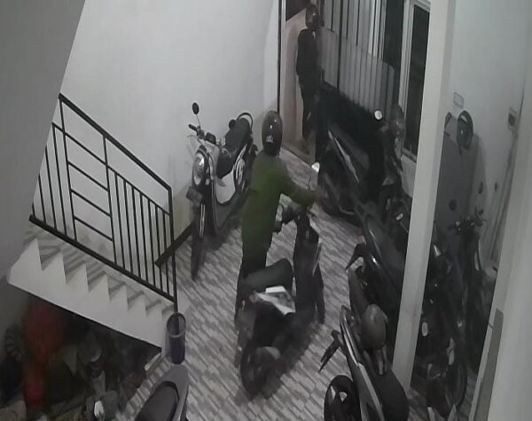 Dua Motor Digondol Komplotan Maling di Kos-kosan Ngoro, Aksi Terekam CCTV